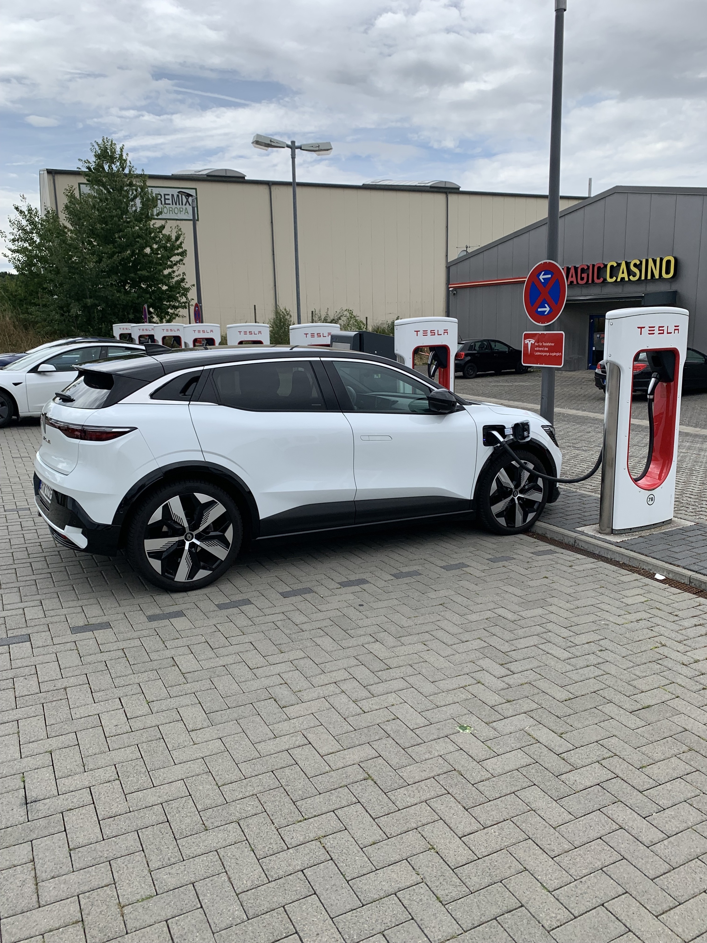 Tesla Supercharger stehen ihm auch gut