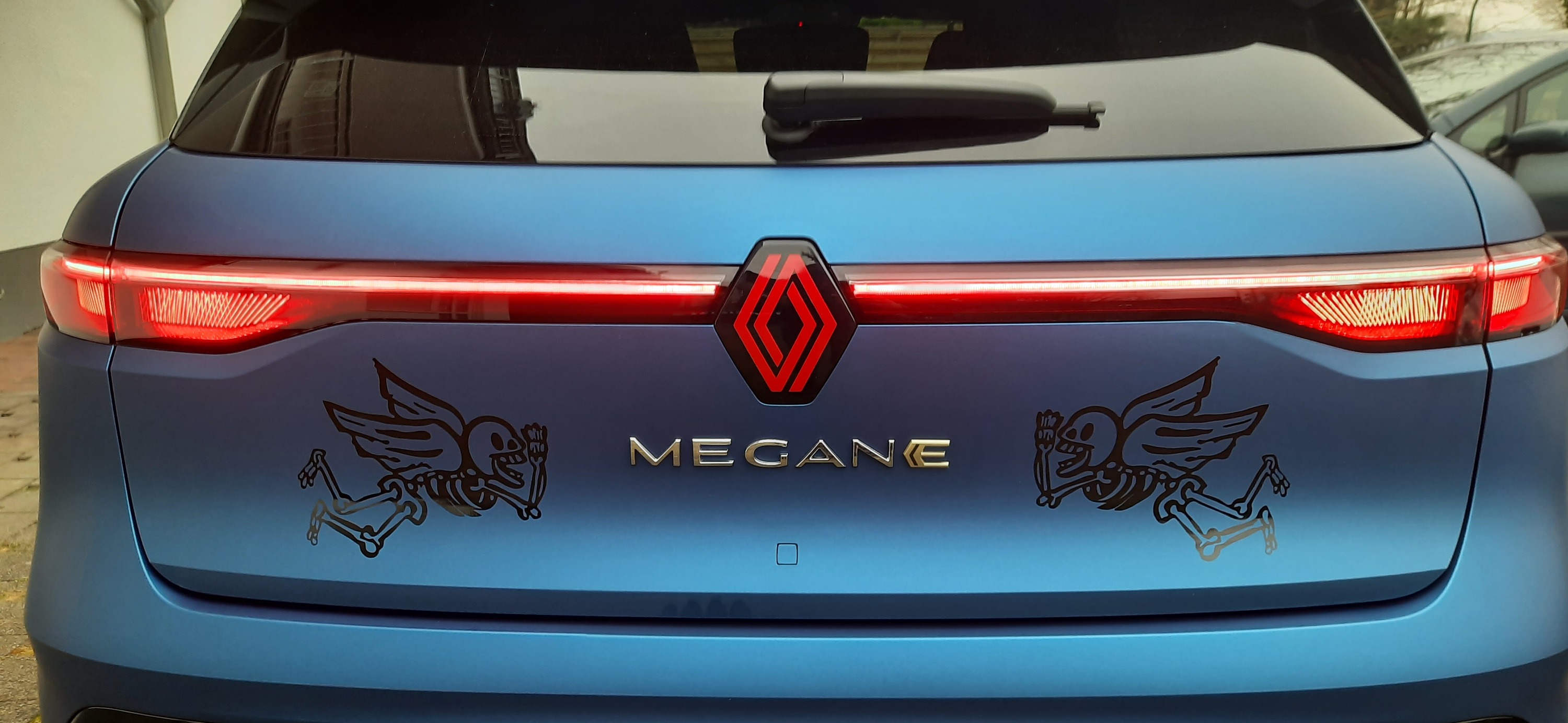 MeganE in Avery Dennison Matte Metallic Blue & rotem Logo & Onkelz Logo in schwarz glanz foliert